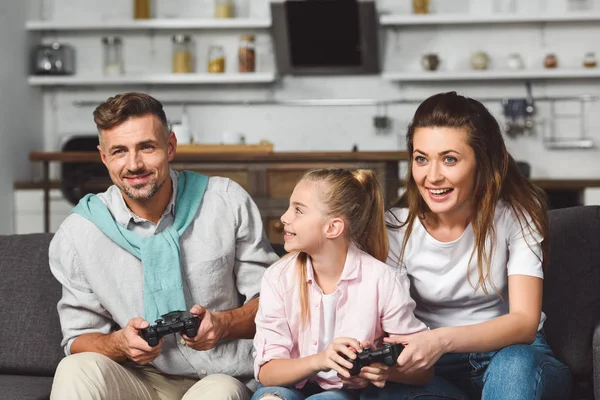 Familia alegre pasar tiempo juntos y jugar videojuego - foto de stock