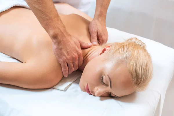 Frau genießt Nackenmassage im Wellnesssalon — Stockfoto