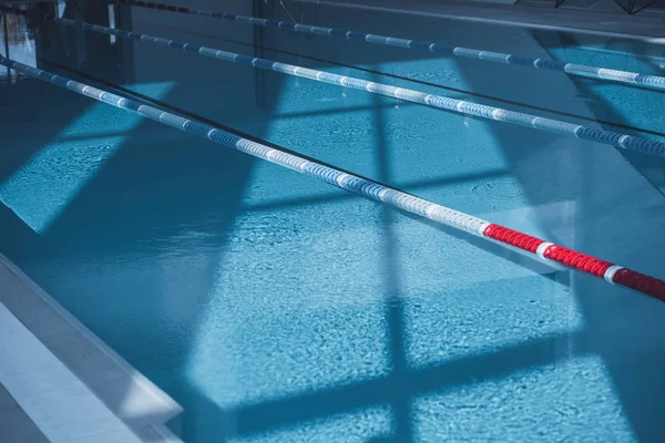 Aguas azules profundas y tranquilas con sombras en la piscina - foto de stock