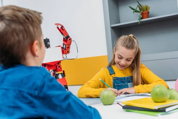 Compagni di classe felici che parlano e scrivono alla lezione di robotica STEM — Foto stock