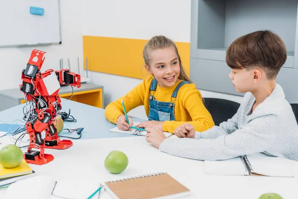 Joyeux écoliers parler à la leçon de robotique STIM — Photo de stock