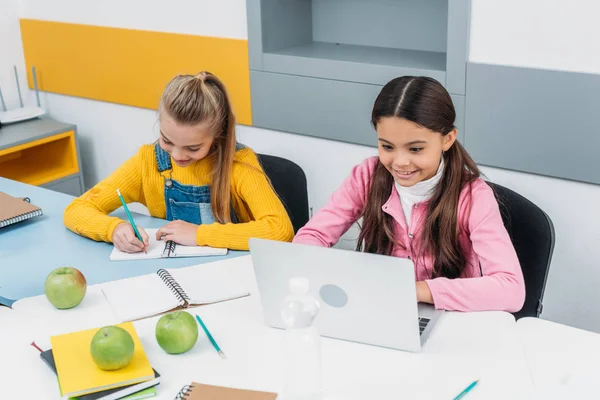 Colegialas que trabajan en una tarea en la lección de robótica STEM - foto de stock