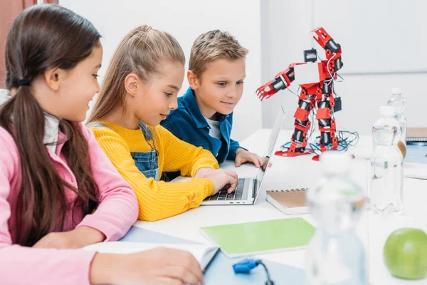 Escolares usando laptop na lição de robótica STEM — Fotografia de Stock