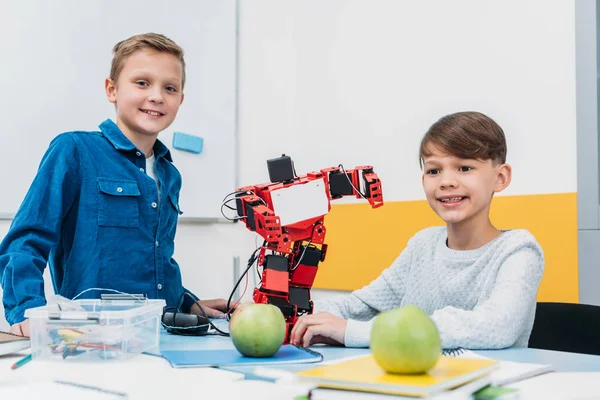 Meninos de escola que trabalham com robô na lição de robótica STEM — Fotografia de Stock