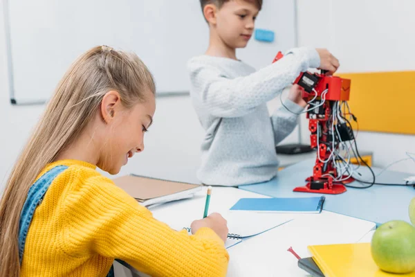 Kinder arbeiten bei Stammrobotik-Unterricht an Aufgabe — Stockfoto