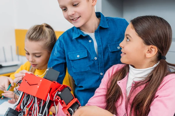 Vista da vicino degli scolari con robot elettrico fatto a mano in classe stelo — Stock Photo