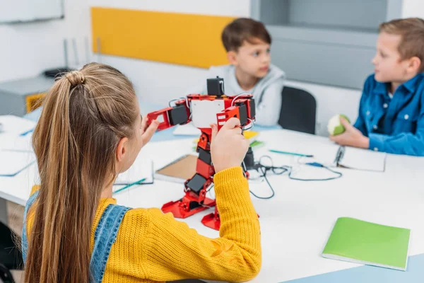 Alunos que fazem robô com detalhes em classe de tronco — Fotografia de Stock