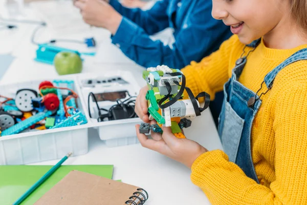 Vista cortada do modelo de robô de construção estudante na classe STEM — Fotografia de Stock