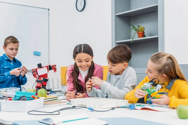 Niños que trabajan juntos en el proyecto STEM en clase - foto de stock