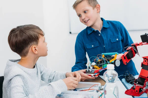 Bambini che lavorano insieme al progetto STEM in classe — Foto stock