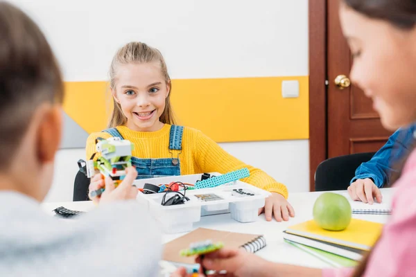 Concentration sélective de l'écolière travaillant avec ses camarades de classe sur le projet STIM en classe — Photo de stock