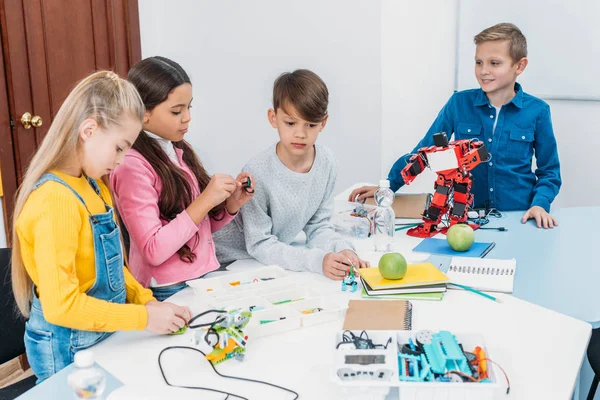Сфокусированные дети, работающие вместе над проектом STEM в классе — стоковое фото