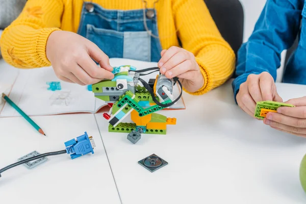 Cropped view of children working together on STEM project in classrom — Stock Photo