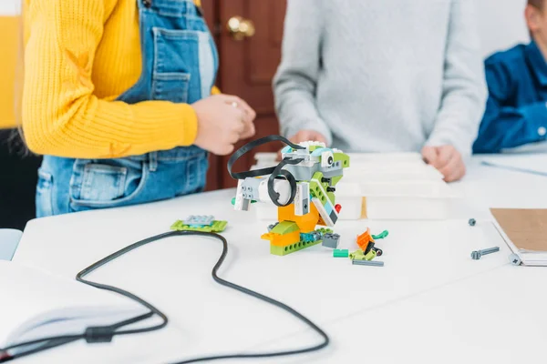 Visione parziale dei bambini che lavorano insieme al progetto STEM in classe — Foto stock