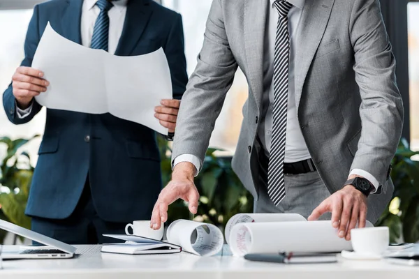 Plan recadré d'hommes d'affaires travaillant avec des papiers dans le bureau — Photo de stock