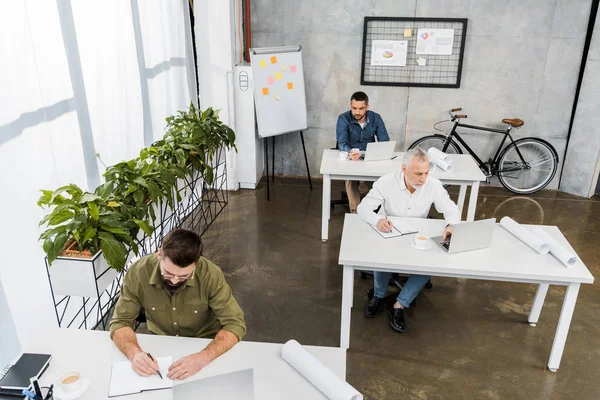 Vista de ángulo alto de los empresarios profesionales que trabajan en la oficina - foto de stock