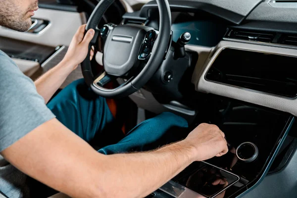 Частичный обзор механика, сидящего на водительском сидении в автомобиле — стоковое фото