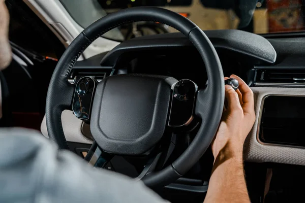 Partial view of mechanic checking car cleaning unit work — Stock Photo