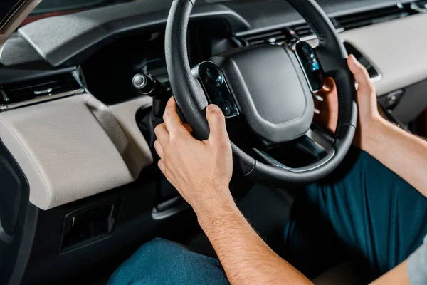 Частичный обзор механика, сидящего на водительском сидении в автомобиле — стоковое фото