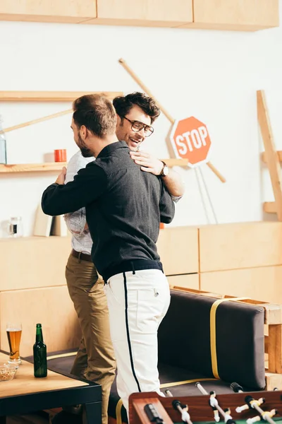 Junge Freunde begrüßen sich im Café — Stockfoto