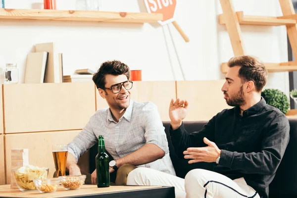 Мужчины беседуют, проводя время вместе в кафе — стоковое фото