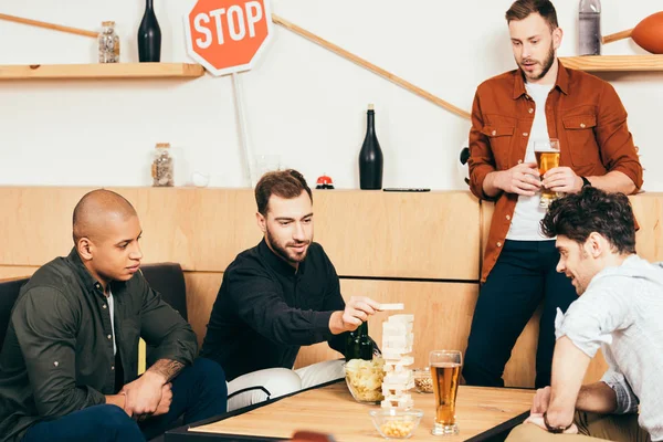 Amigos multiétnicos jogar blocos de madeira jogo no café — Fotografia de Stock