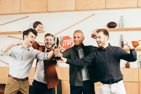 Retrato de amigos felices multiétnicos con copa en la cafetería - foto de stock