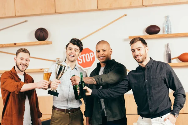 Porträt multiethnischer glücklicher Freunde mit Becher und Bier im Café — Stockfoto