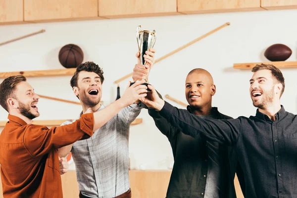 Retrato de amigos felices multiétnicos con copa en la cafetería - foto de stock