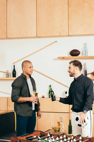 Vista lateral de homens multiculturais com cerveja tendo conversa no café — Fotografia de Stock