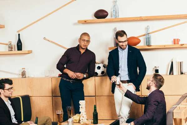 Коллеги по мультикультурному бизнесу проводят время вместе в кафе — стоковое фото