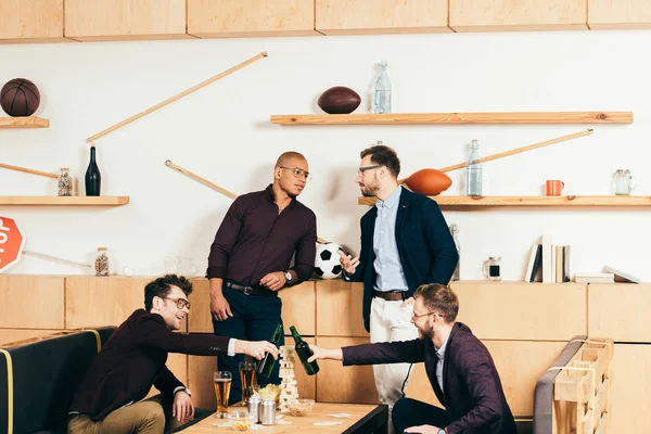 Multikulturelle Geschäftskollegen verbringen Zeit miteinander im Café — Stockfoto
