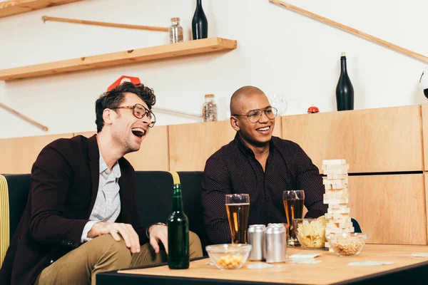 Colegas de negocios multiculturales felices pasar tiempo juntos en la cafetería - foto de stock