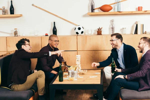 Веселые коллеги по мультикультурному бизнесу проводят время вместе в кафе — стоковое фото