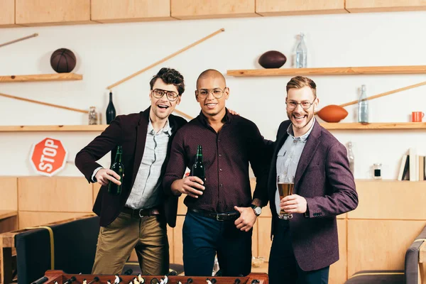 Retrato de jovens empresários multiculturais com cerveja olhando para a câmera no café — Fotografia de Stock