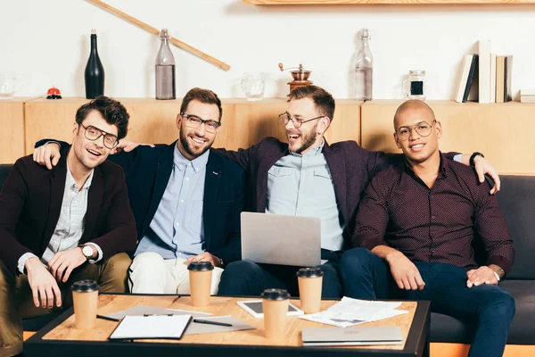 Retrato de jóvenes colegas de negocios multirraciales sonrientes en la cafetería - foto de stock