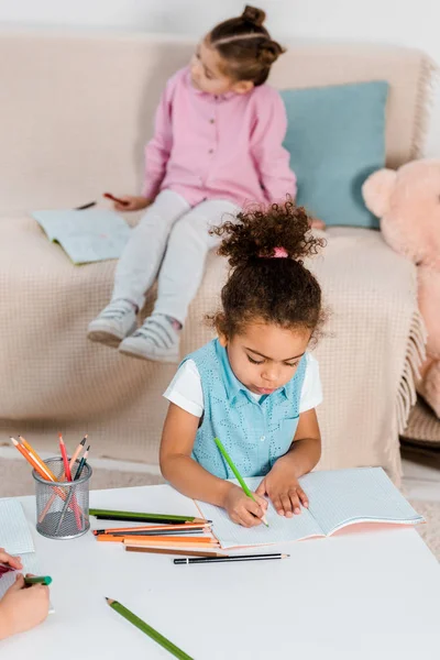 Entzückendes afrikanisch-amerikanisches Kind lernt und schreibt mit Bleistift — Stockfoto