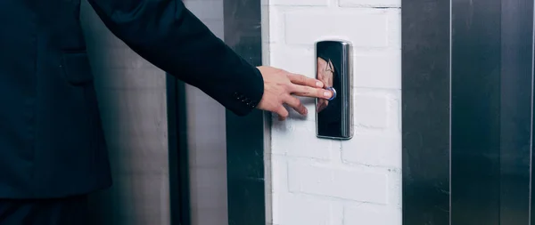 Vue recadrée de l'homme appuyant sur le bouton ascenseur — Photo de stock