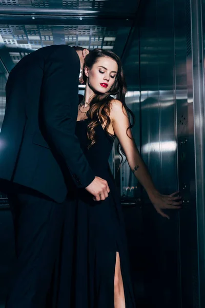 Apaixonado jovem casal beijando no elevador — Fotografia de Stock