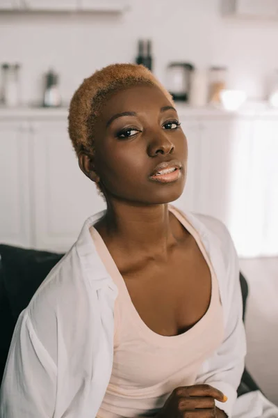 Foco seletivo de mulher americana africana atraente com cabelo curto — Fotografia de Stock