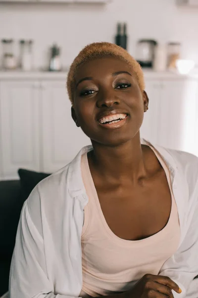 Selective focus of cheerful african american woman with short hair — Stock Photo