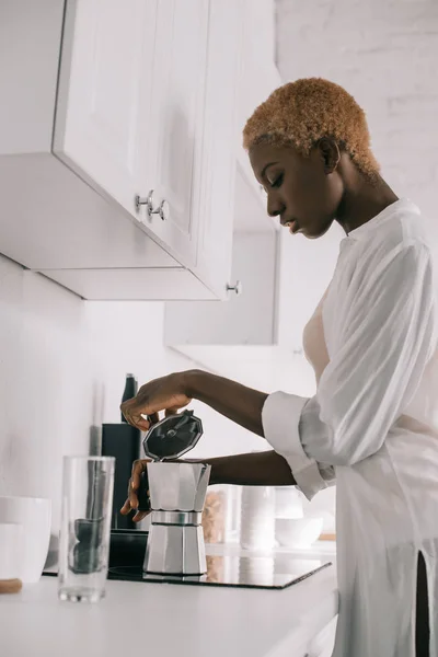 Afro-américaine femme préparant des boissons dans la cafetière — Photo de stock