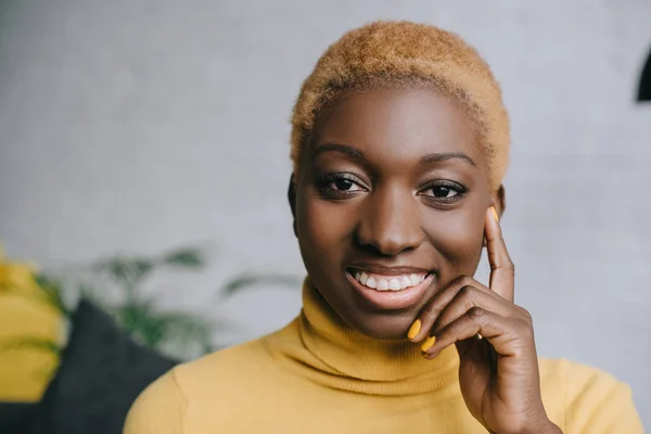 Gros plan de heureuse femme afro-américaine aux cheveux courts — Photo de stock