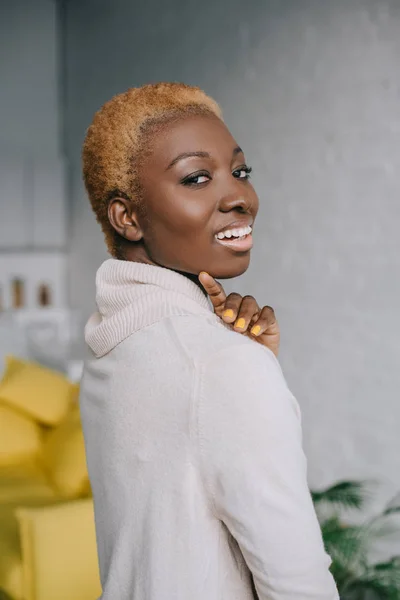 Enfoque selectivo de la sonriente mujer afroamericana con el pelo corto - foto de stock