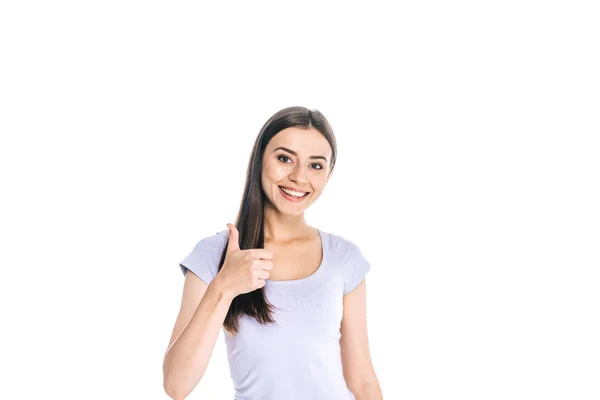 Портрет улыбающейся молодой женщины, показывающей большой палец на белом фоне — стоковое фото