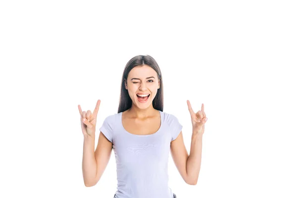 Портрет усміхнений приваблива жінка, показуючи рок знак ізольовані на білому — стокове фото
