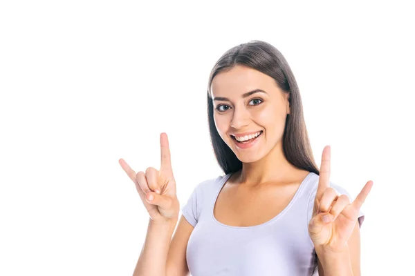 Ritratto di donna attraente sorridente mostrando segno di roccia isolato su bianco — Foto stock