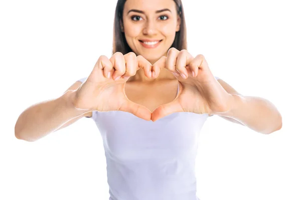 Portrait de femme souriante montrant un signe cardiaque isolé sur blanc — Photo de stock