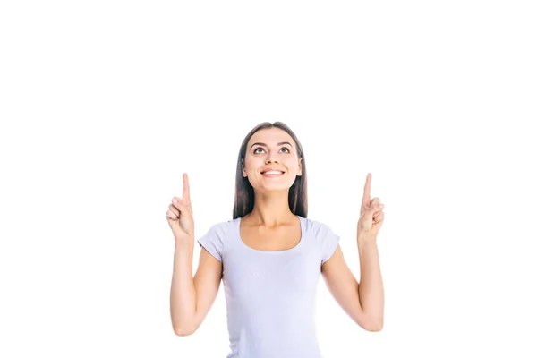 Portrait d'une jeune femme souriante pointant du doigt isolé sur blanc — Photo de stock