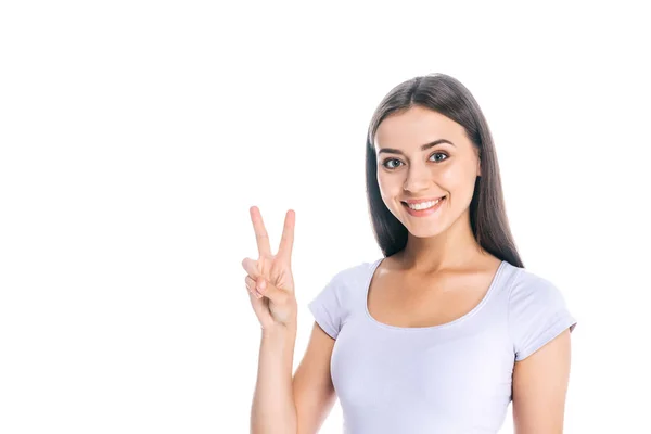 Porträt einer fröhlichen Frau mit Friedenszeichen auf weißem Hintergrund — Stockfoto